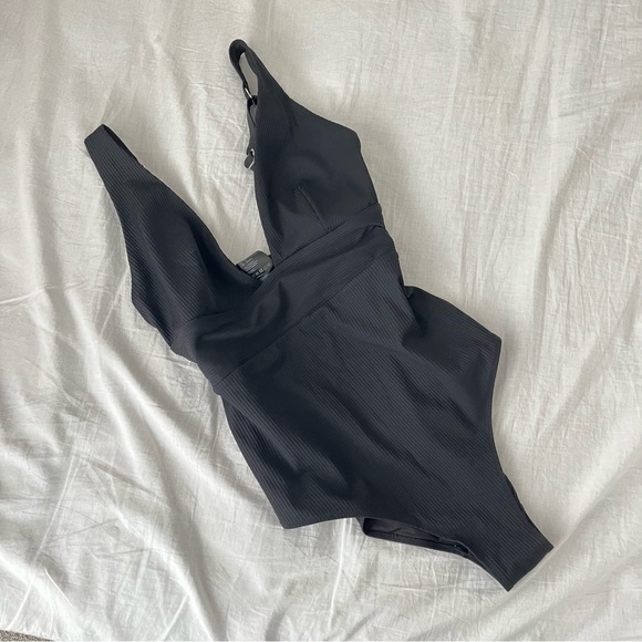 ❤️ H&M Lined V-Neck High Leg Empire Waist Shaping Swimsuit - Black, Size M - Picture 2 of 6